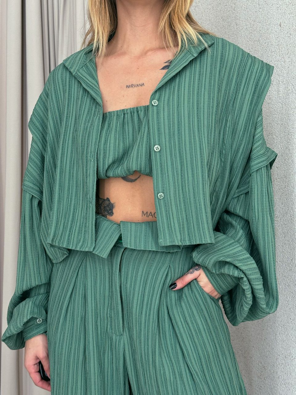 CAMISA CROPPED CF OVER verde