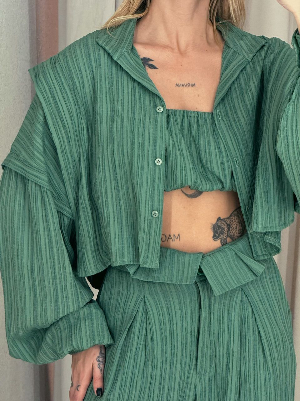 CAMISA CROPPED CF OVER verde