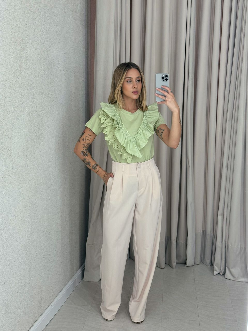 BLUSA HELOISA BABADOS VERDE - 0056340014 - CAROLLA FERRARO