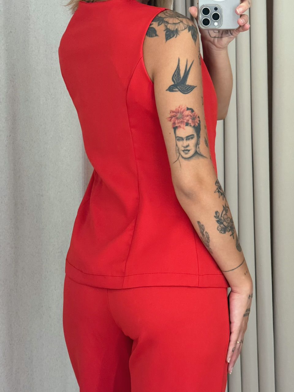CONJUNTO LINA CALÇA COLETE VERMELHO