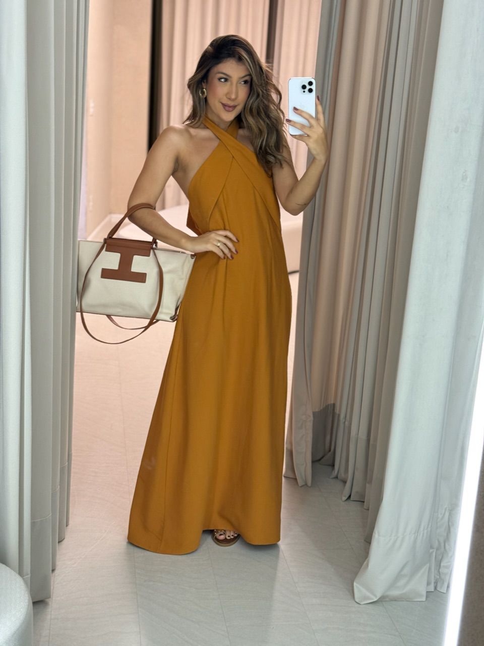 VESTIDO DAMARIS COSTAS ABERTAS MOSTARDA - 00646600... - CAROLLA FERRARO