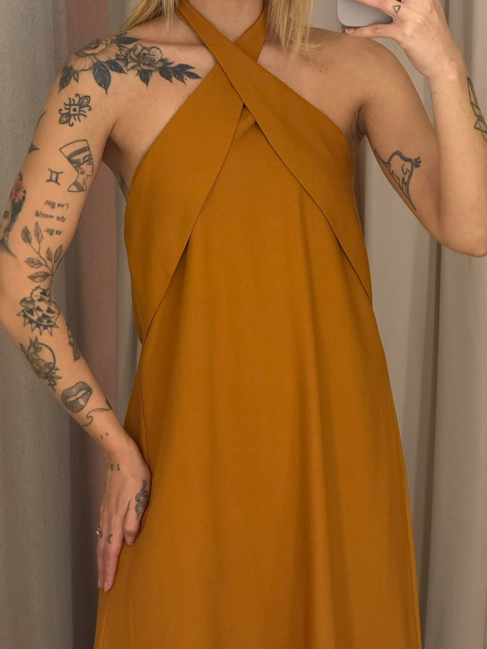 VESTIDO DAMARIS COSTAS ABERTAS MOSTARDA