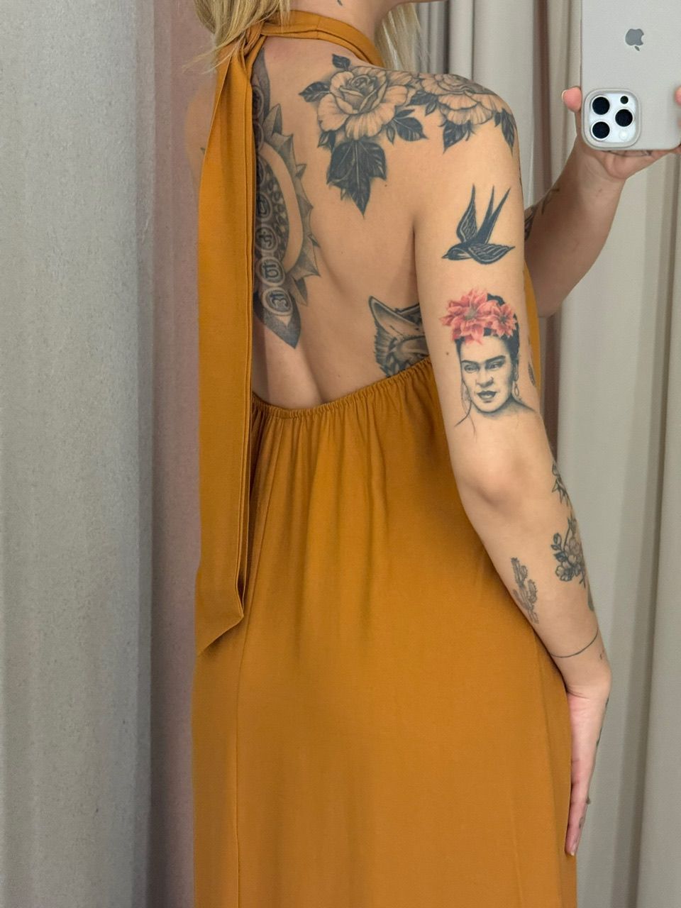 VESTIDO DAMARIS COSTAS ABERTAS MOSTARDA