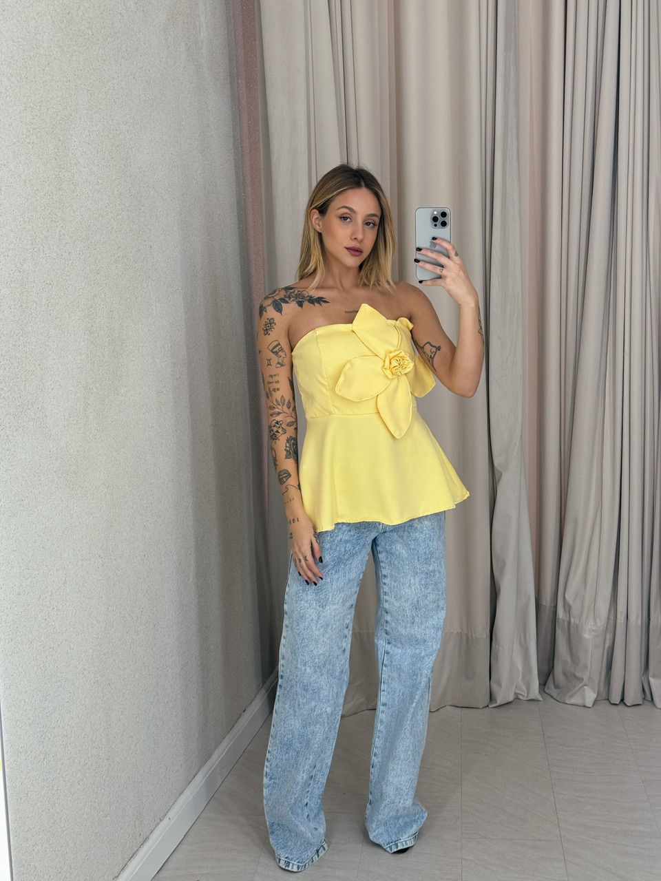BLUSA FERNANDA FLOR TOMARA QUE CAIA AMARELO MANTEIGA