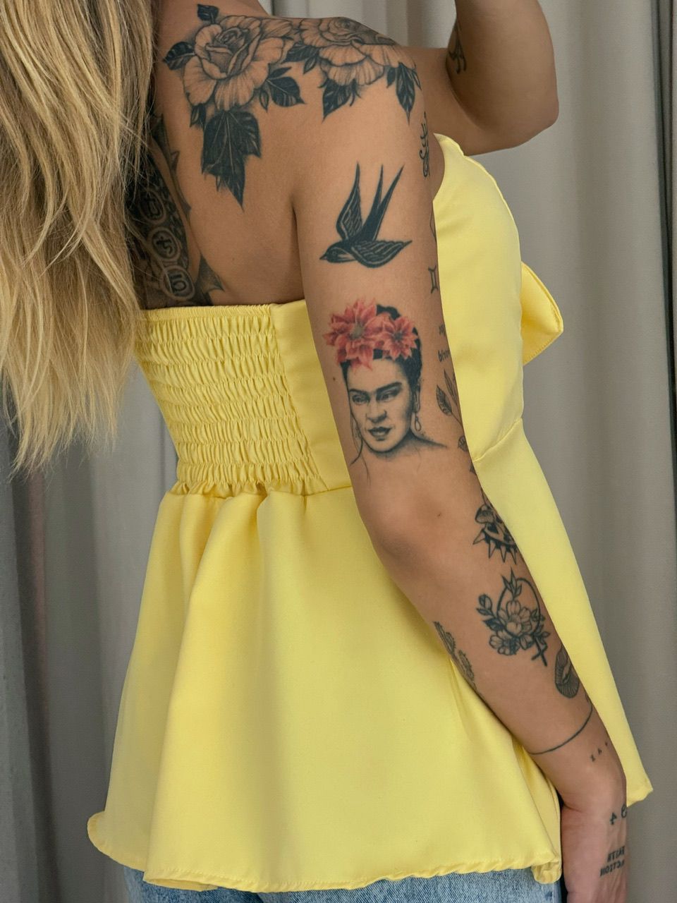BLUSA FERNANDA FLOR TOMARA QUE CAIA AMARELO MANTEIGA