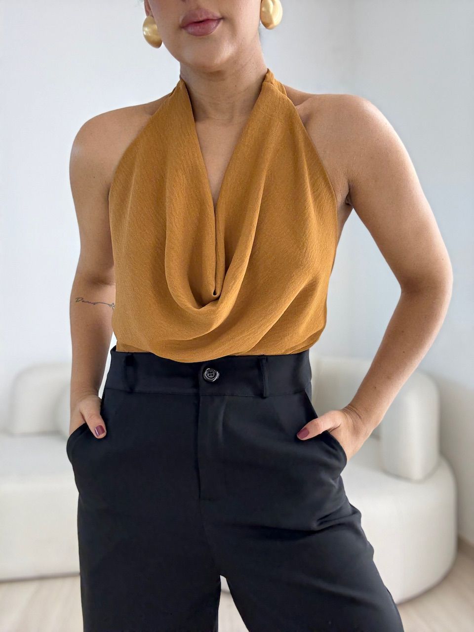 BLUSA GIULIA CF DECOTE CARAMELO - 0068020095 - CAROLLA FERRARO