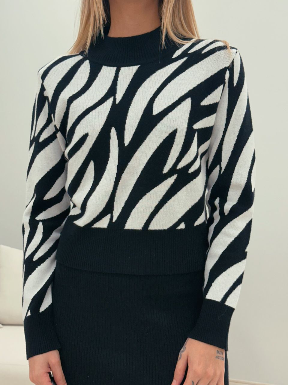 SUÉTER ANIMAL PRINT PRETA/BRANCA