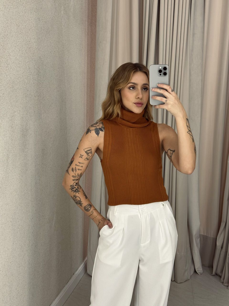 BLUSA PALOMA GOLA ALTA CARAMELO