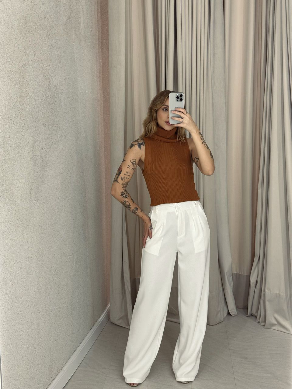BLUSA PALOMA GOLA ALTA CARAMELO
