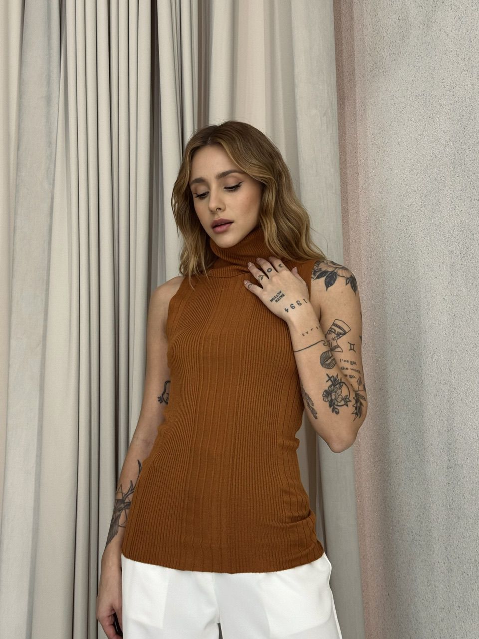 BLUSA PALOMA GOLA ALTA CARAMELO