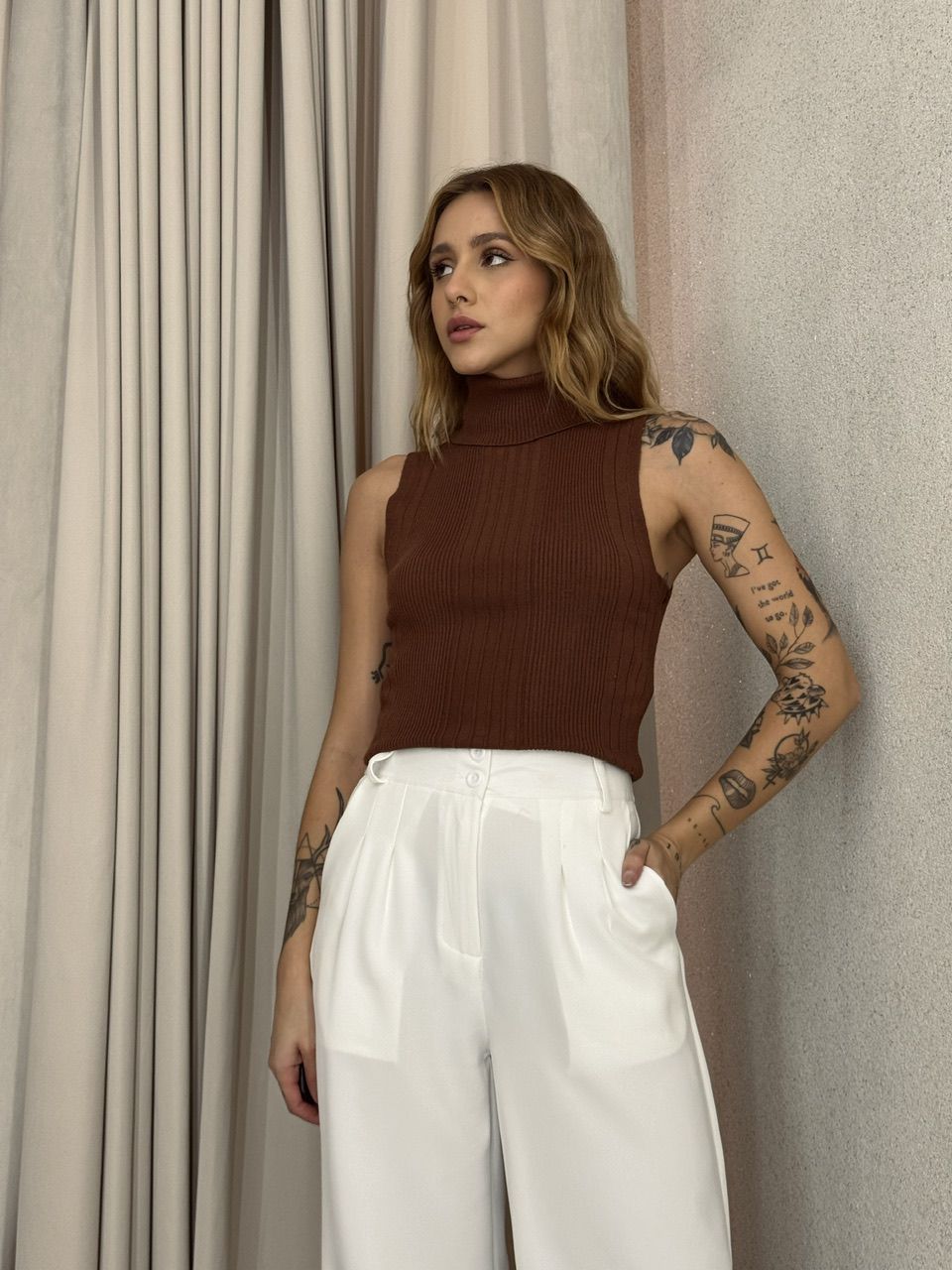BLUSA PALOMA GOLA ALTA MARROM