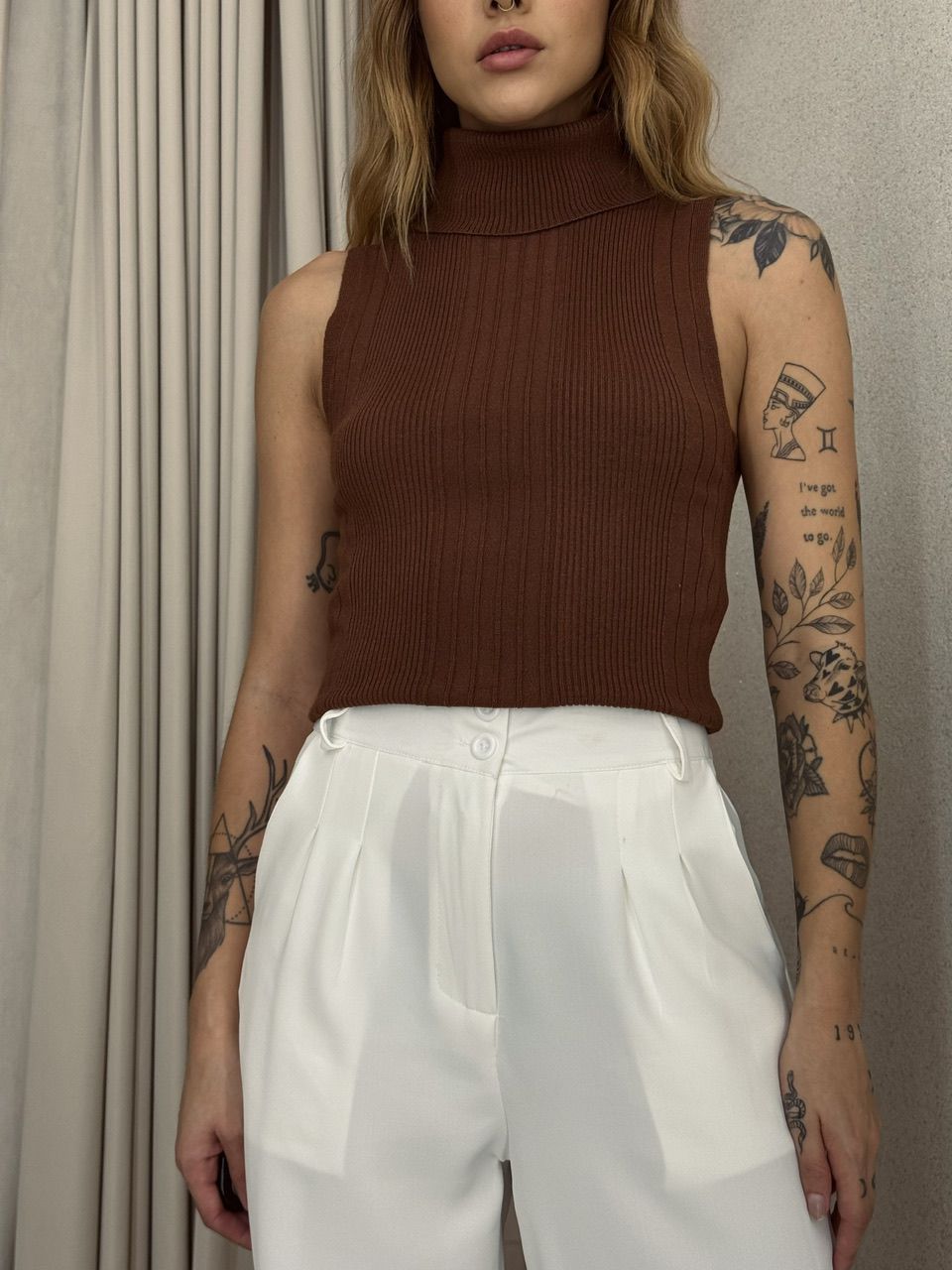 BLUSA PALOMA GOLA ALTA MARROM