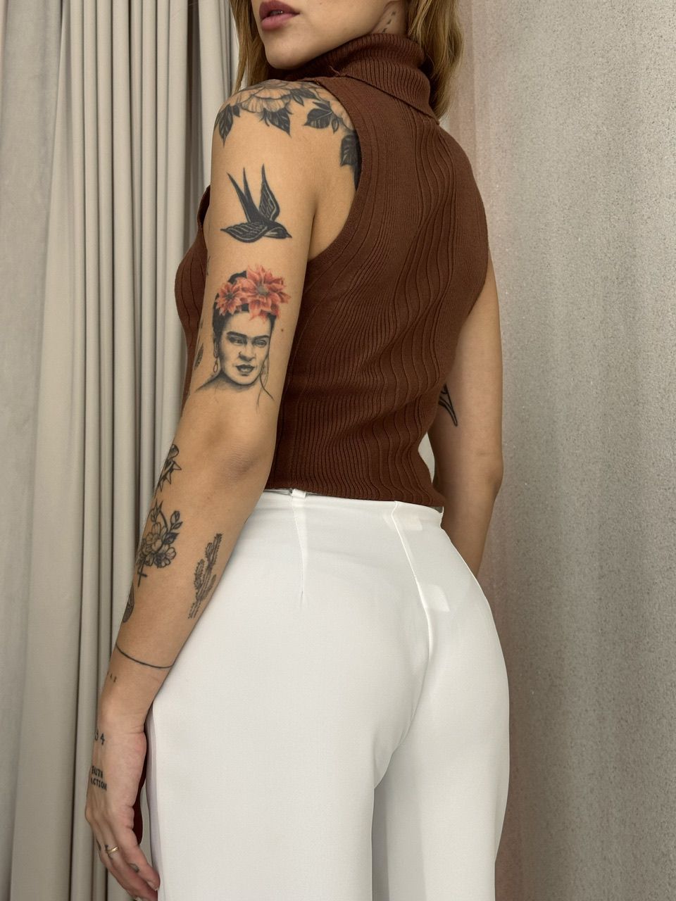 BLUSA PALOMA GOLA ALTA MARROM