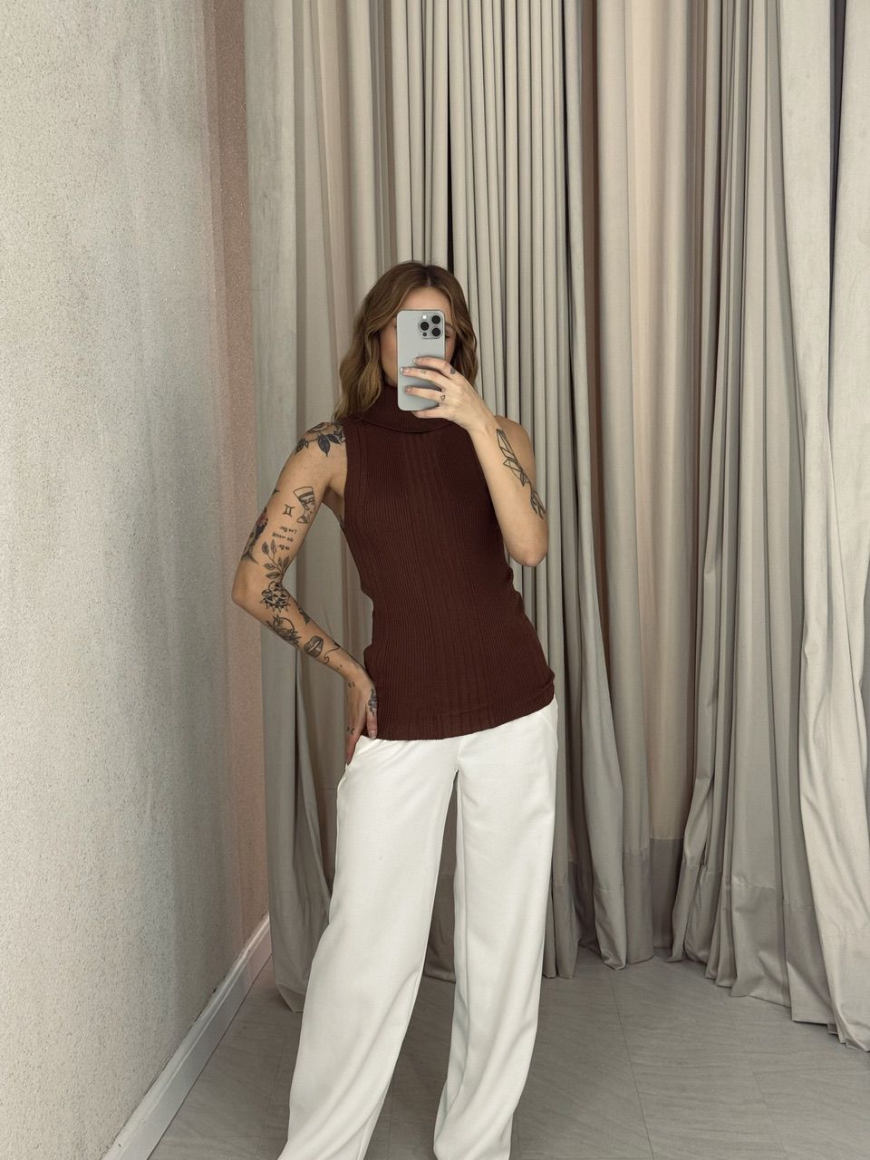 BLUSA PALOMA GOLA ALTA MARROM