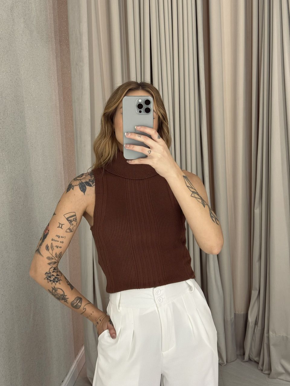 BLUSA PALOMA GOLA ALTA MARROM