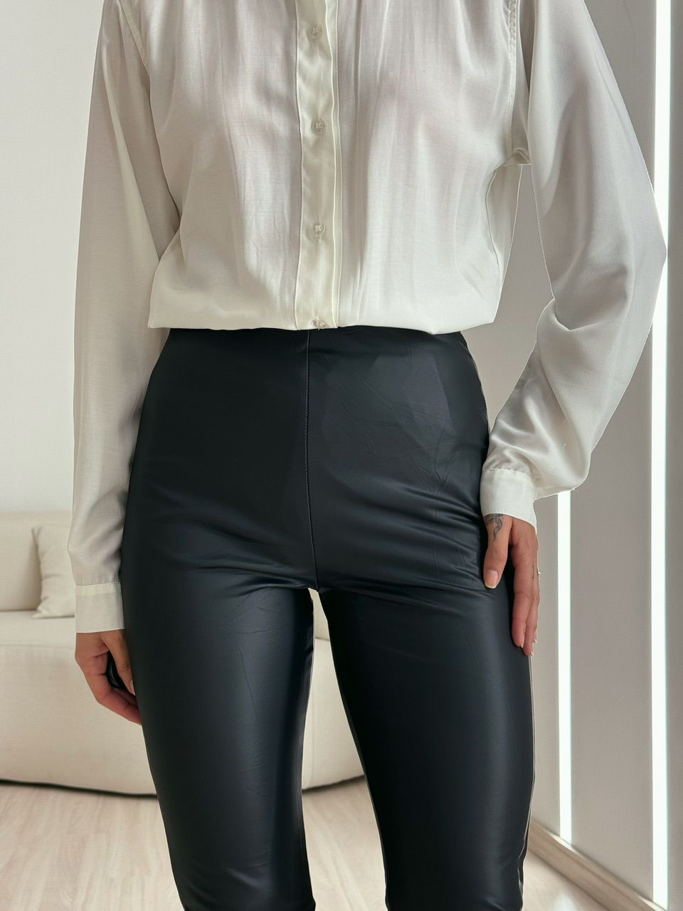 CALÇA BRUNA COURO FAKE PRETA