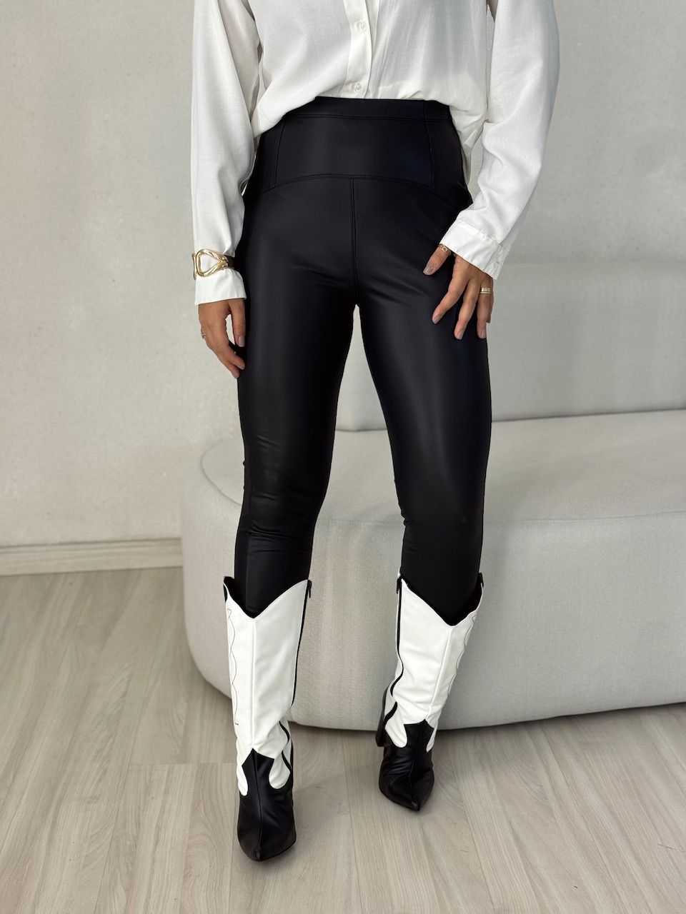 CALÇA REBECA COURO FAKE PRETO