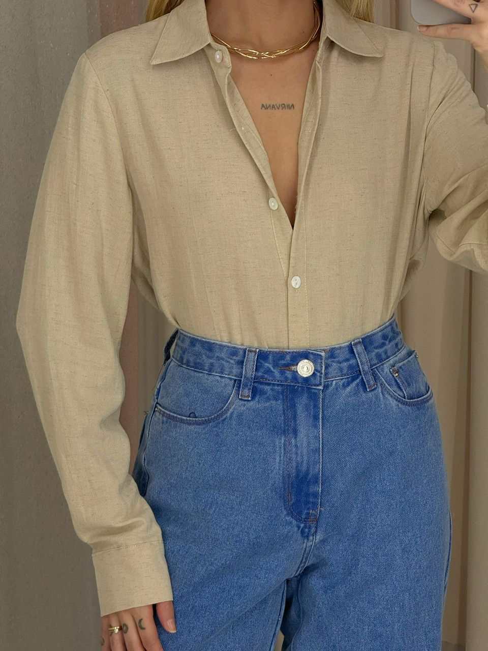 CAMISA LUNA BOTÃO PÉROLA AREIA - 0064560110 - CAROLLA FERRARO