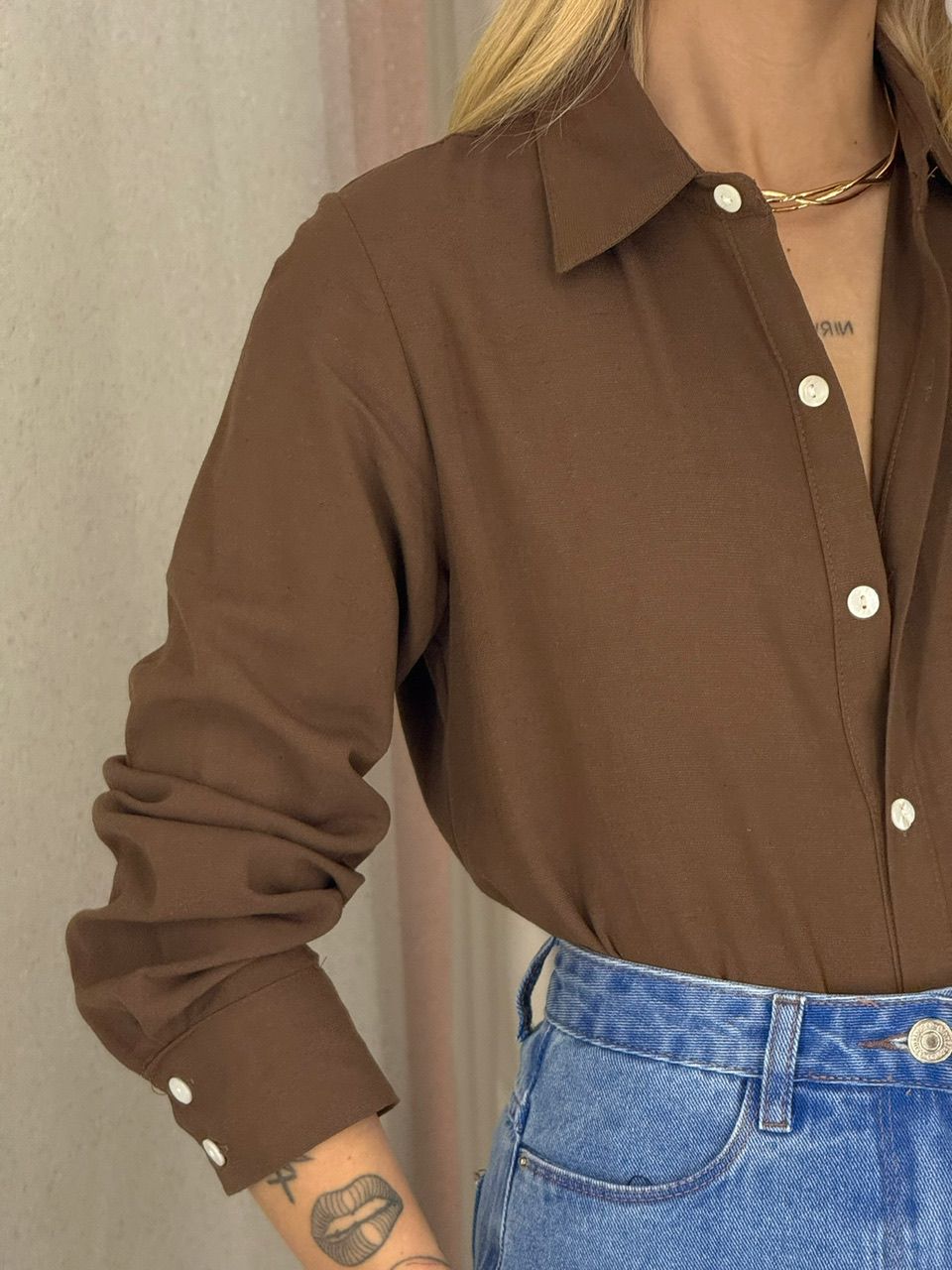 CAMISA LUNA BOTÃO PÉROLA MARROM