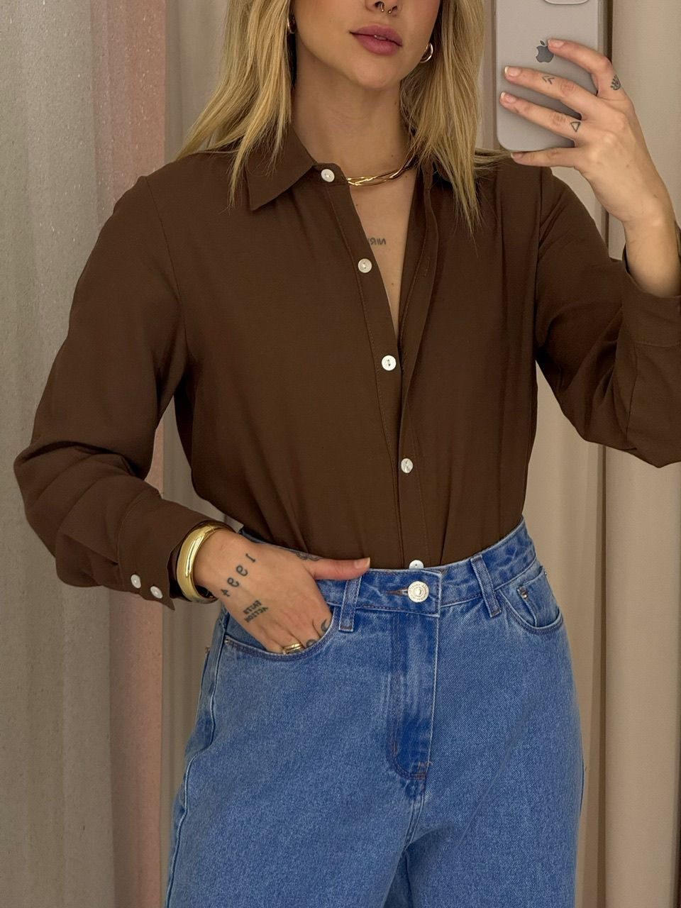 CAMISA LUNA BOTÃO PÉROLA MARROM - 0064560054 - CAROLLA FERRARO