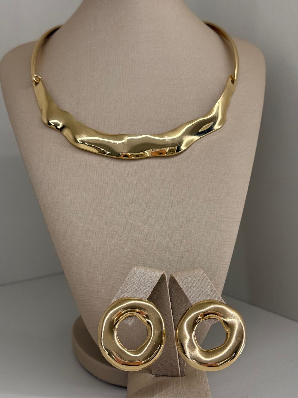 CHOKER MALU BRINCO DOURADA