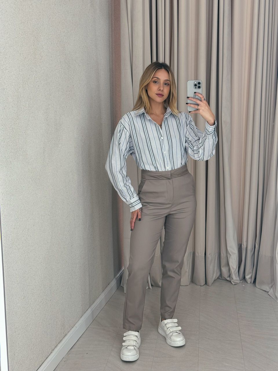 CAMISA SARA LISTRAS CINZA CLARO