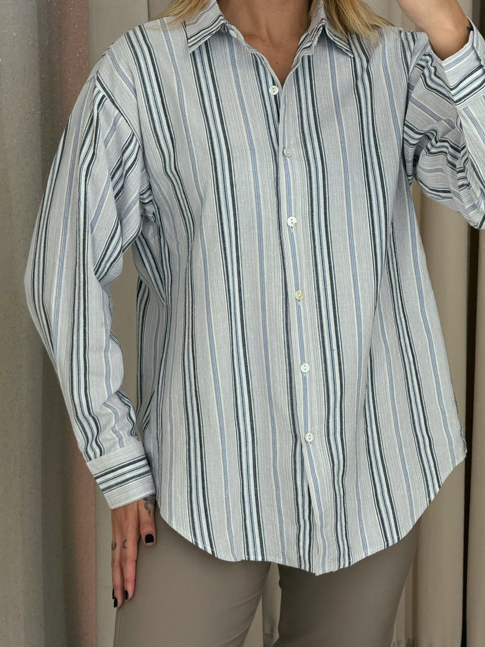CAMISA SARA LISTRAS CINZA CLARO
