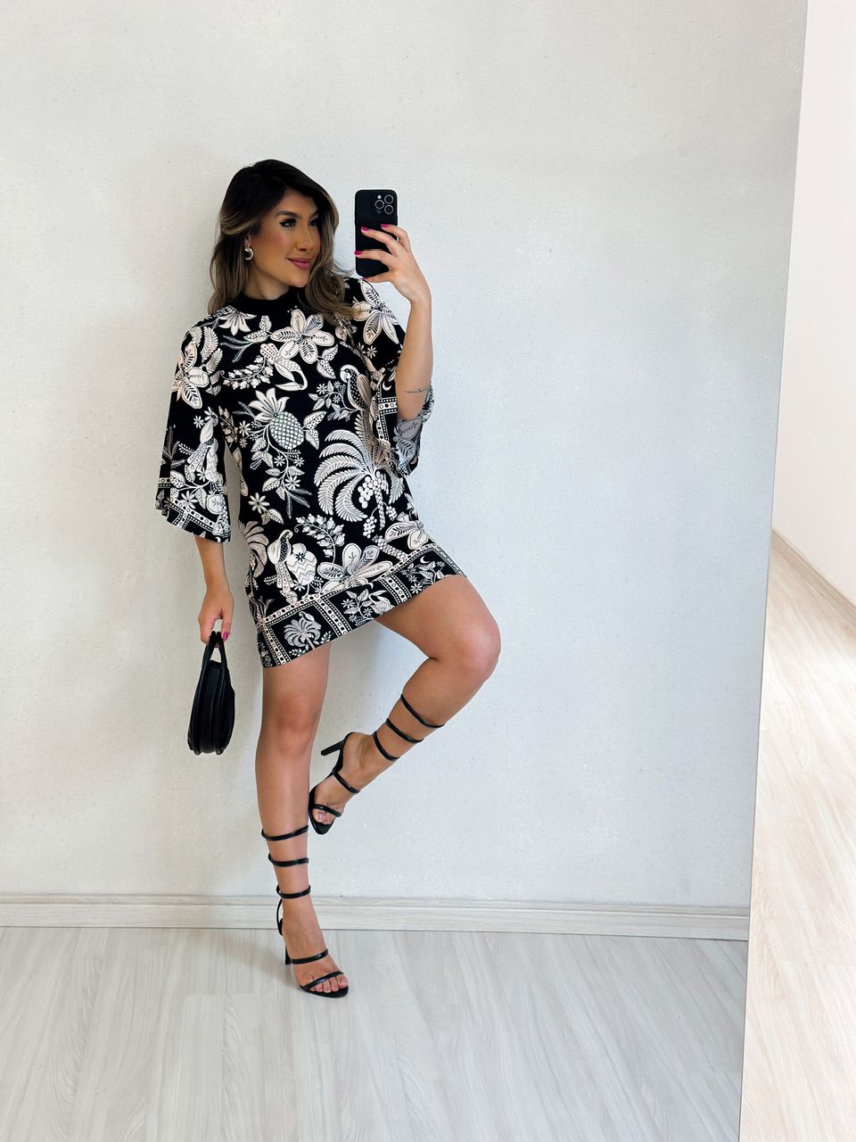 VESTIDO ESTAMPADO GOLA PRETO