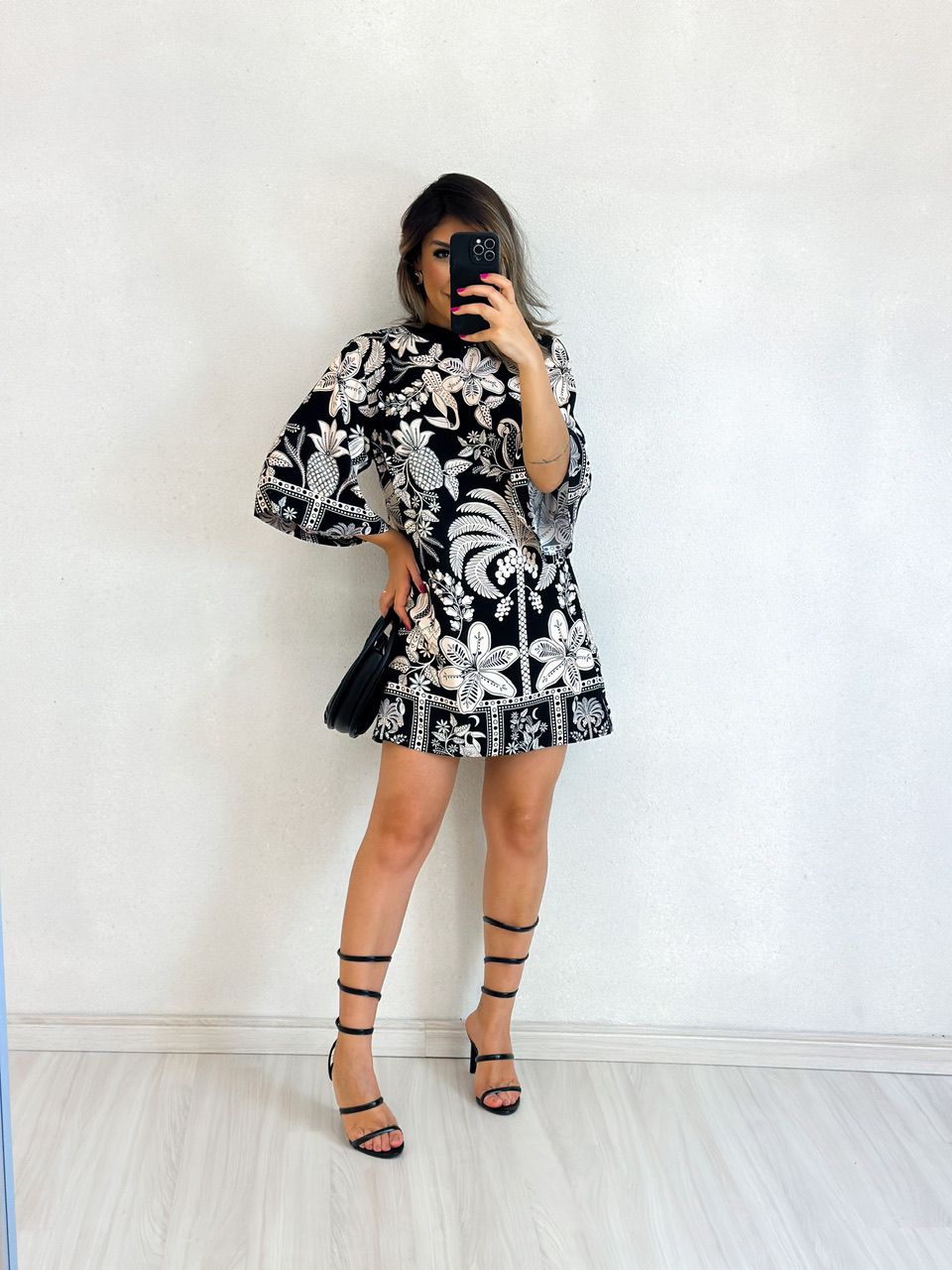 VESTIDO ESTAMPADO GOLA PRETO