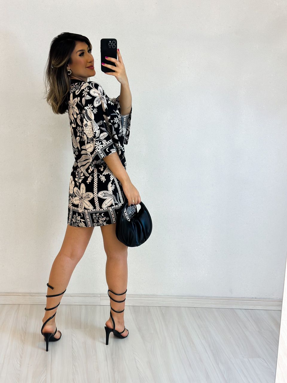 VESTIDO ESTAMPADO GOLA PRETO