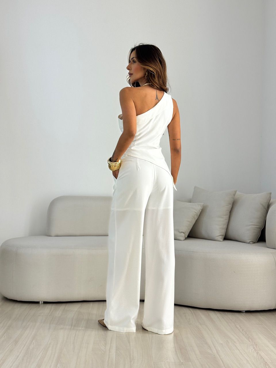 CONJUNTO MARI BLUSA ASSIMÉTRICA OFF