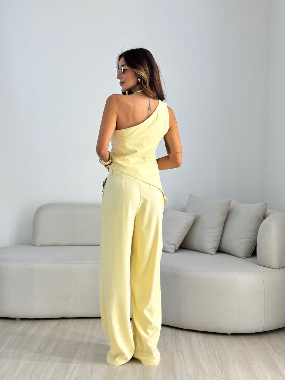 CONJUNTO MARI BLUSA ASSIMÉTRICA YELLOW BUTTER
