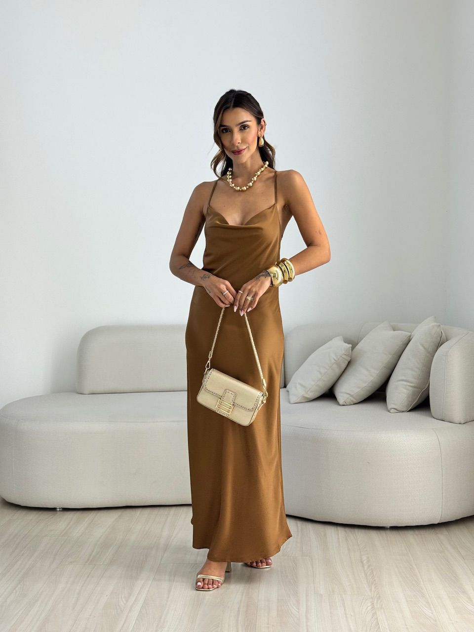 VESTIDO LUIZA ACETINADO MARROM - 0069450054 - CAROLLA FERRARO