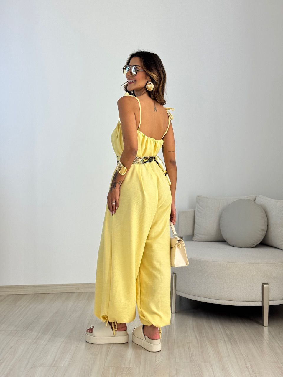 MACACÃO SARA ALCINHA YELLOW BUTTER