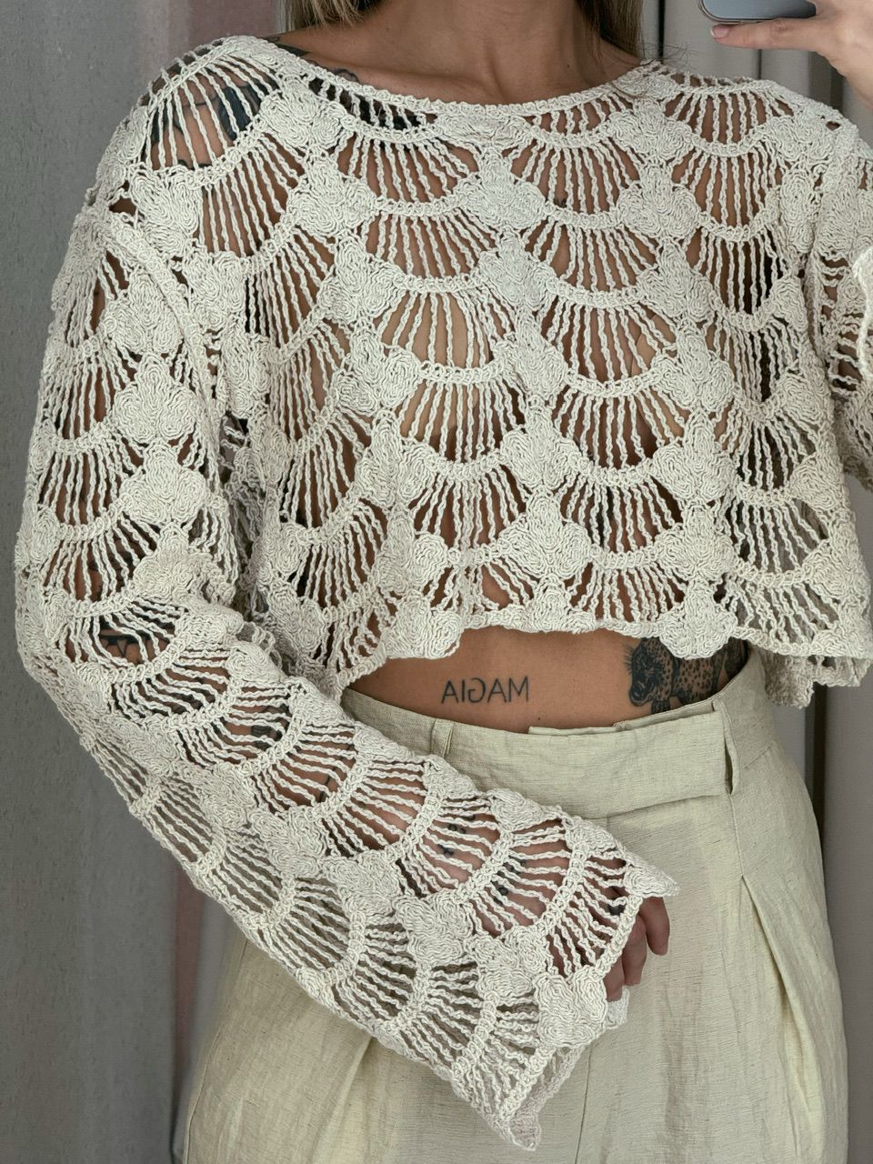 CROPPED EMILY CROCHÊ MANGA LONGA CRU