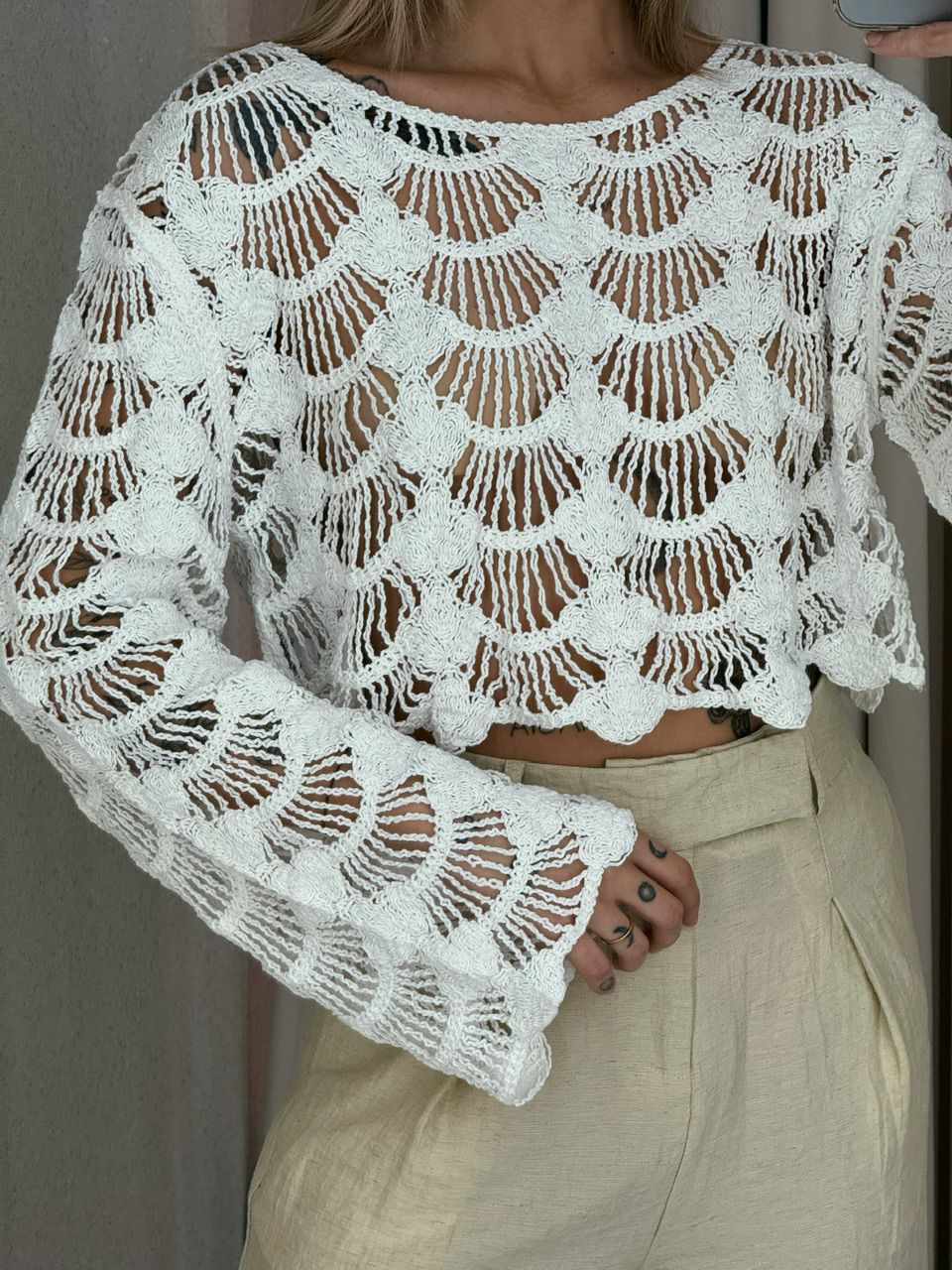 CROPPED EMILY CROCHÊ MANGA LONGA OFF