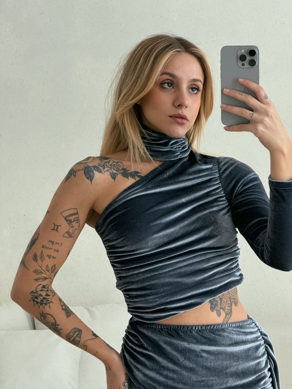 VESTIDO VELUDO NULA MANGA CINZA