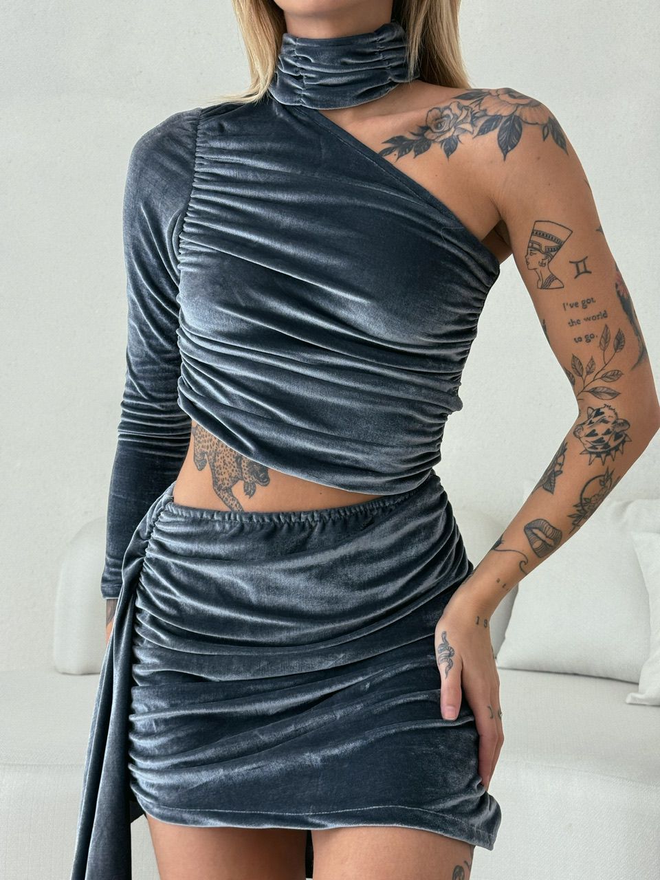 VESTIDO VELUDO NULA MANGA CINZA