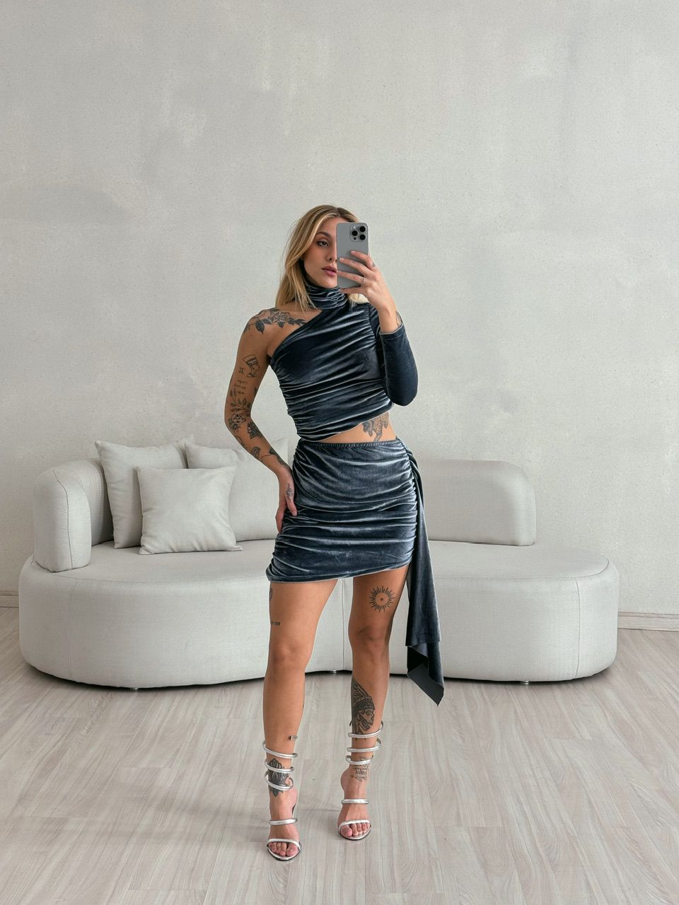 VESTIDO VELUDO NULA MANGA CINZA