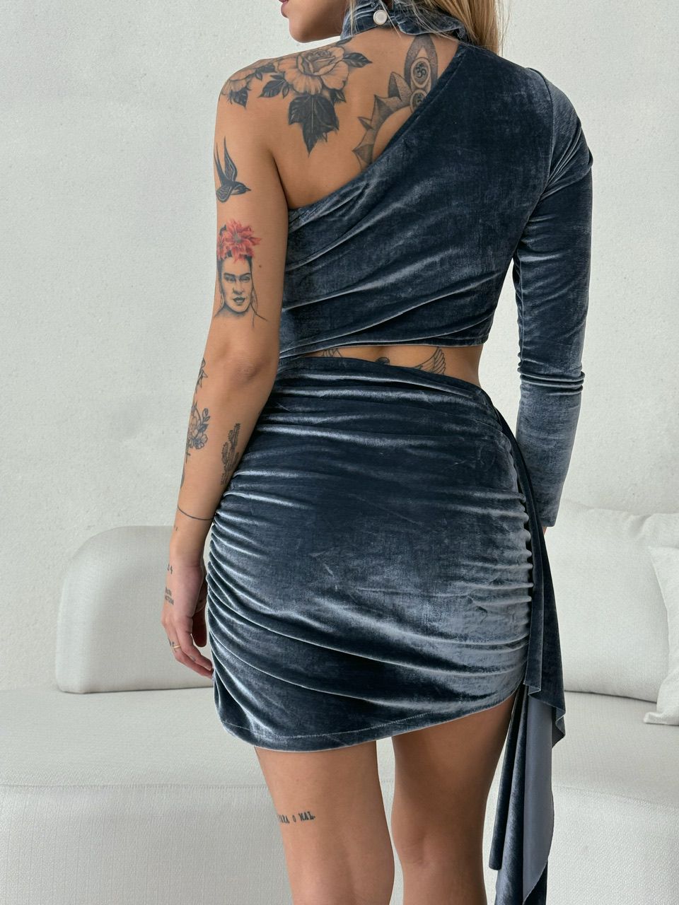 VESTIDO VELUDO NULA MANGA CINZA