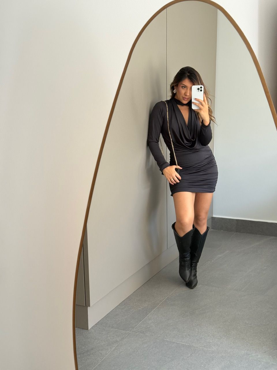 VESTIDO CHERRY DECOTE PRETO