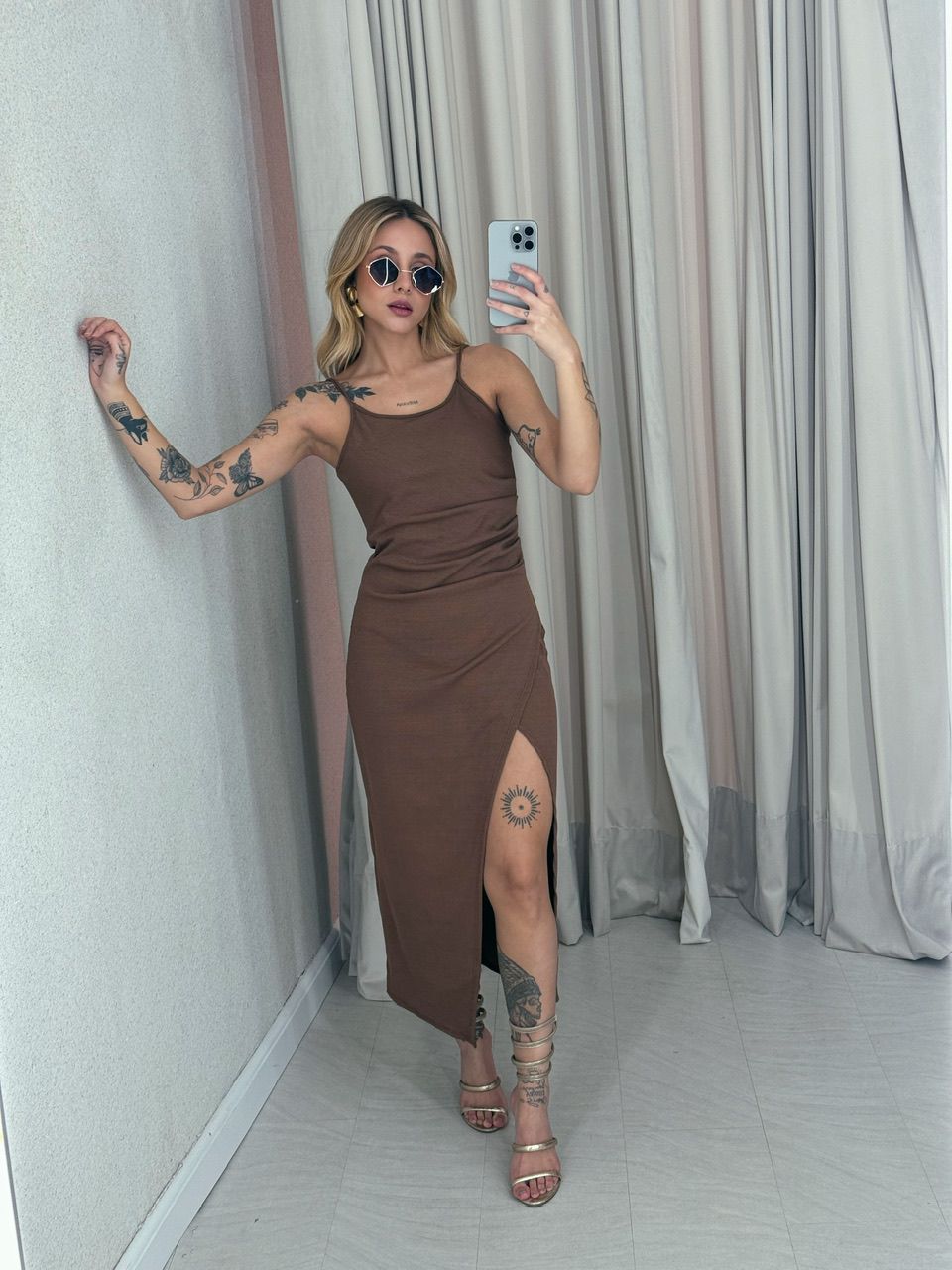VESTIDO ANA LUIZA DRAPEADO CAPUCCINO - 0054600125 - CAROLLA FERRARO