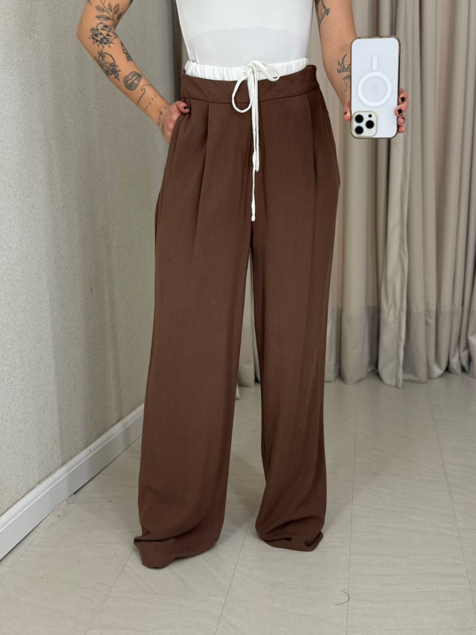 CALÇA MARIA FERNANDA PANTALONA MARROM