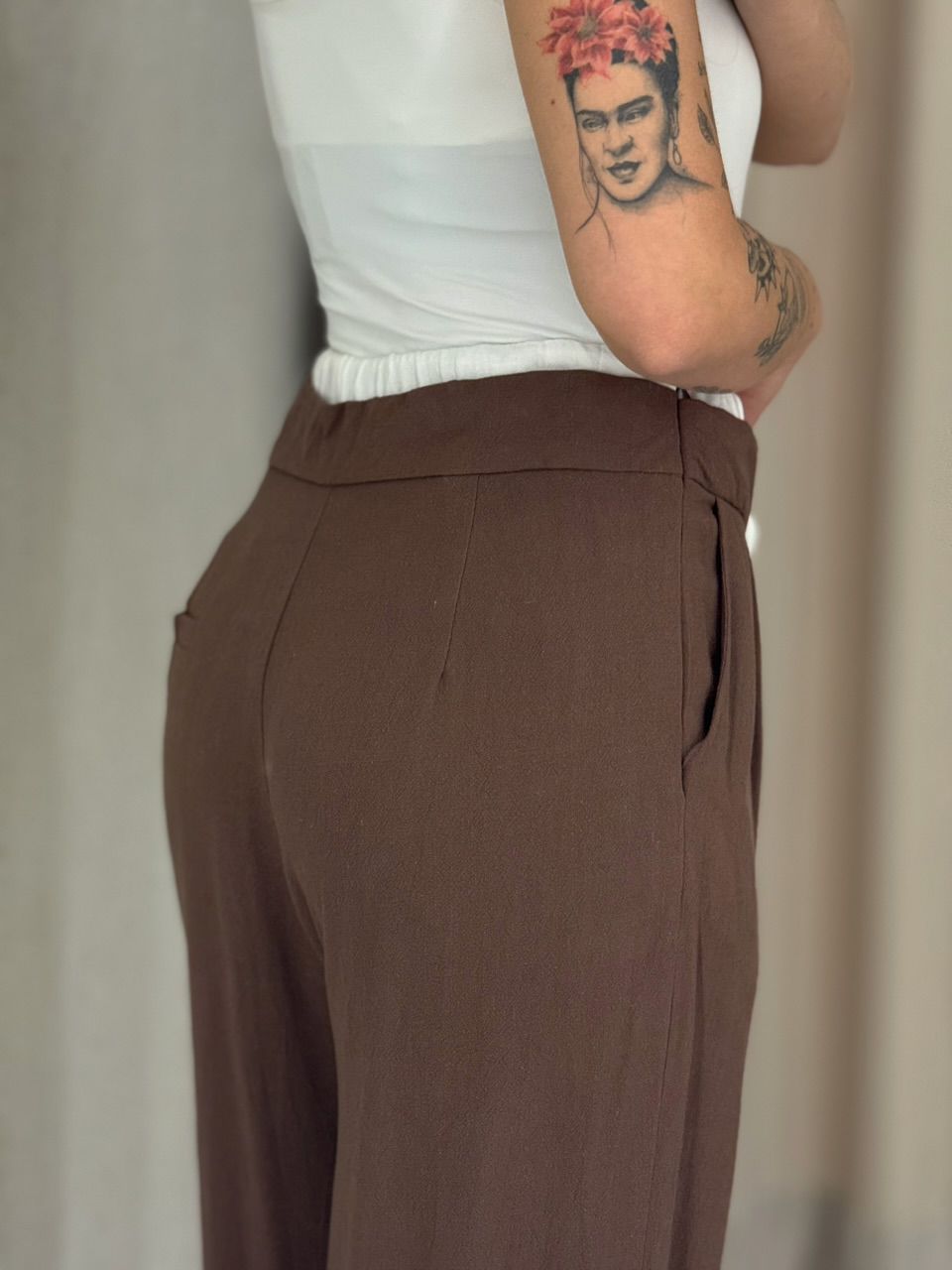 CALÇA MARIA FERNANDA PANTALONA MARROM