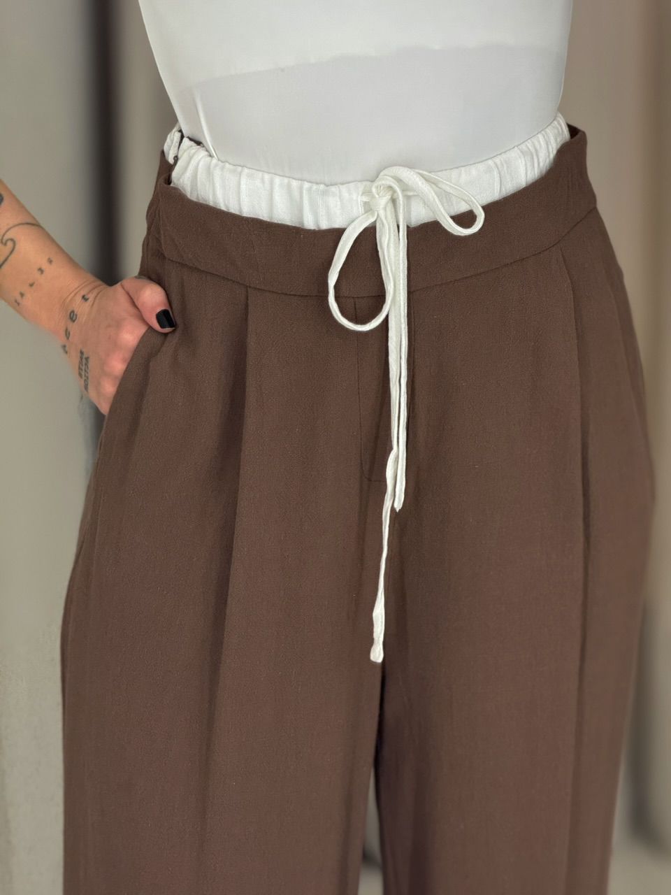 CALÇA MARIA FERNANDA PANTALONA MARROM