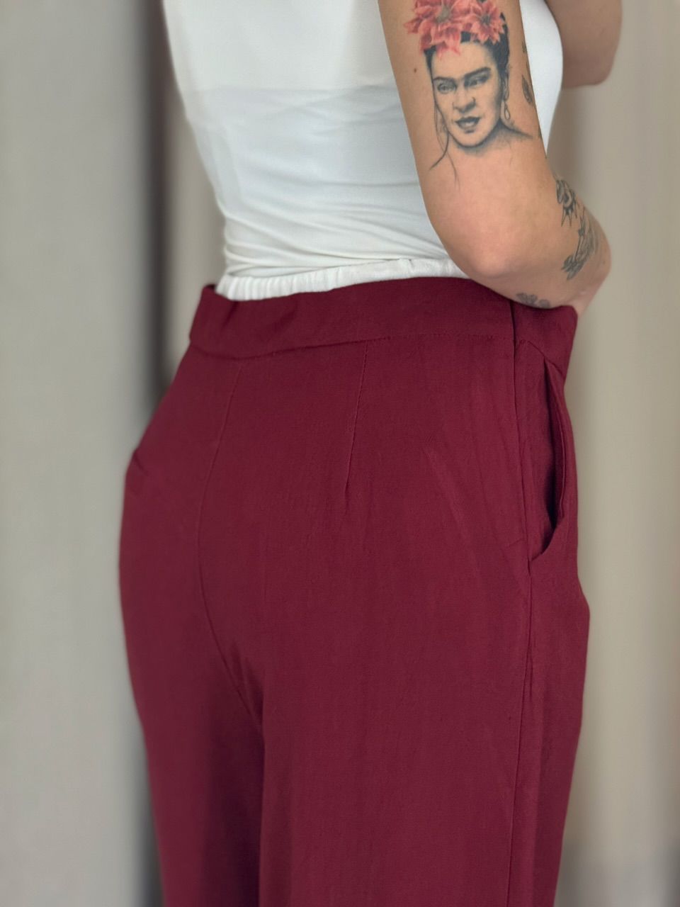 CALÇA MARIA FERNANDA PANTALONA VINHO