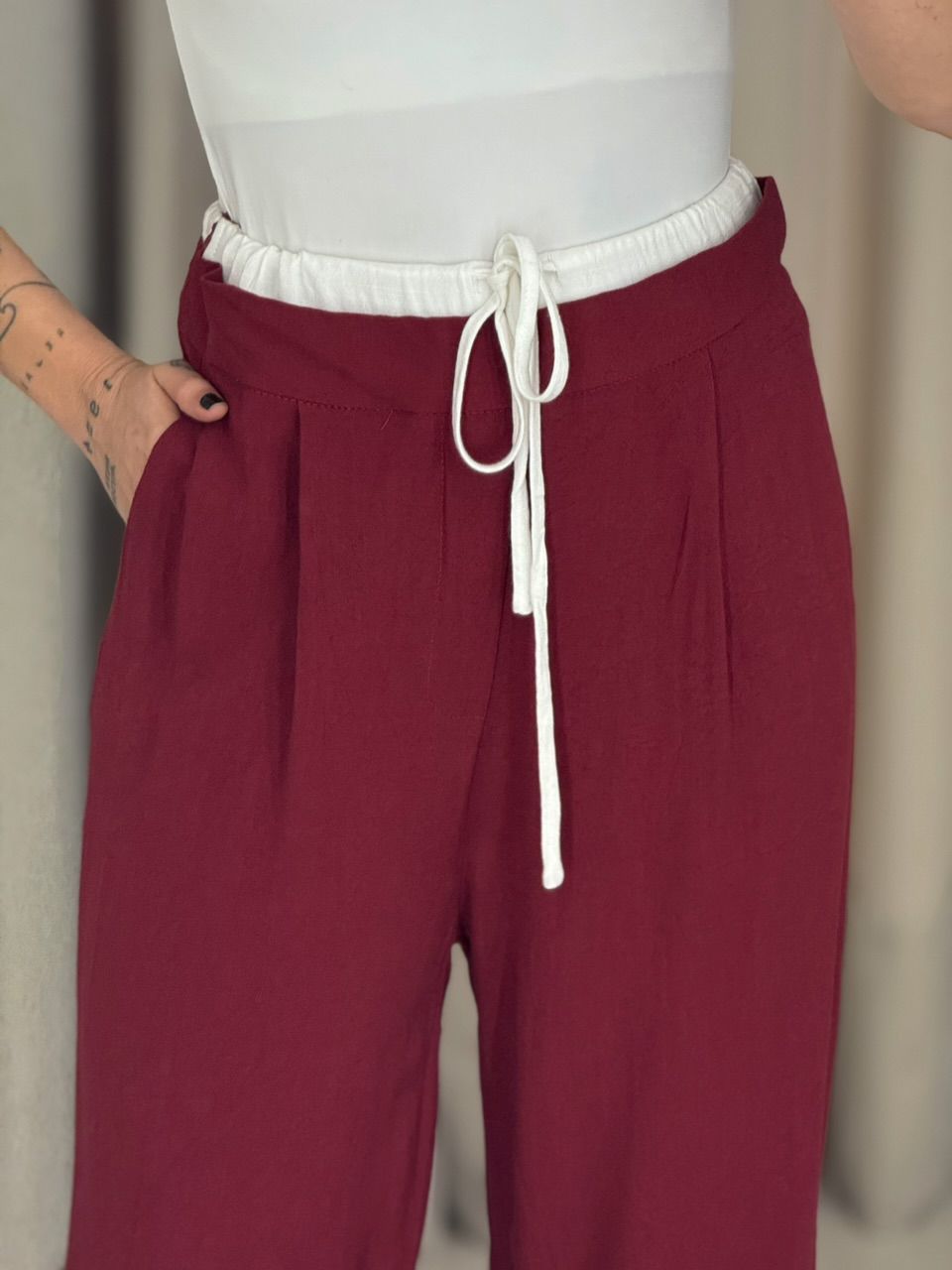 CALÇA MARIA FERNANDA PANTALONA VINHO