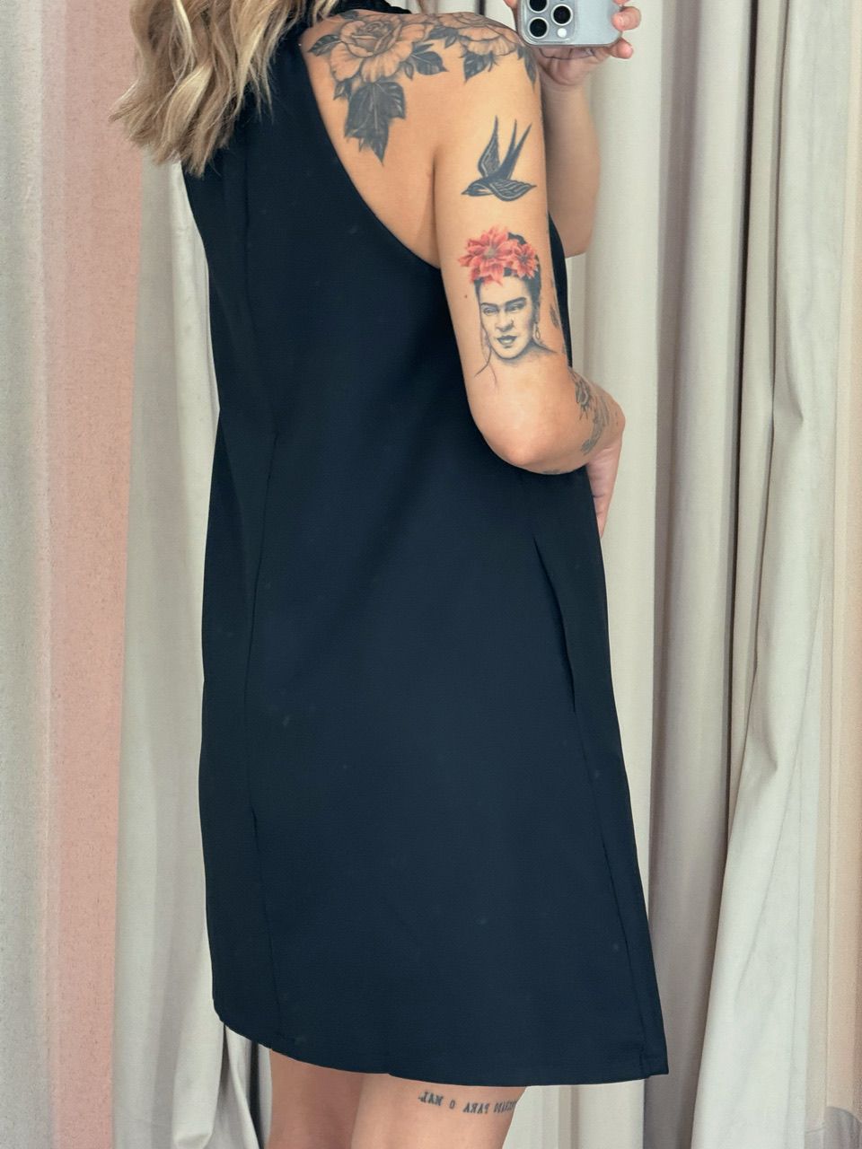 VESTIDO REGINA LISO CAVADO PRETO
