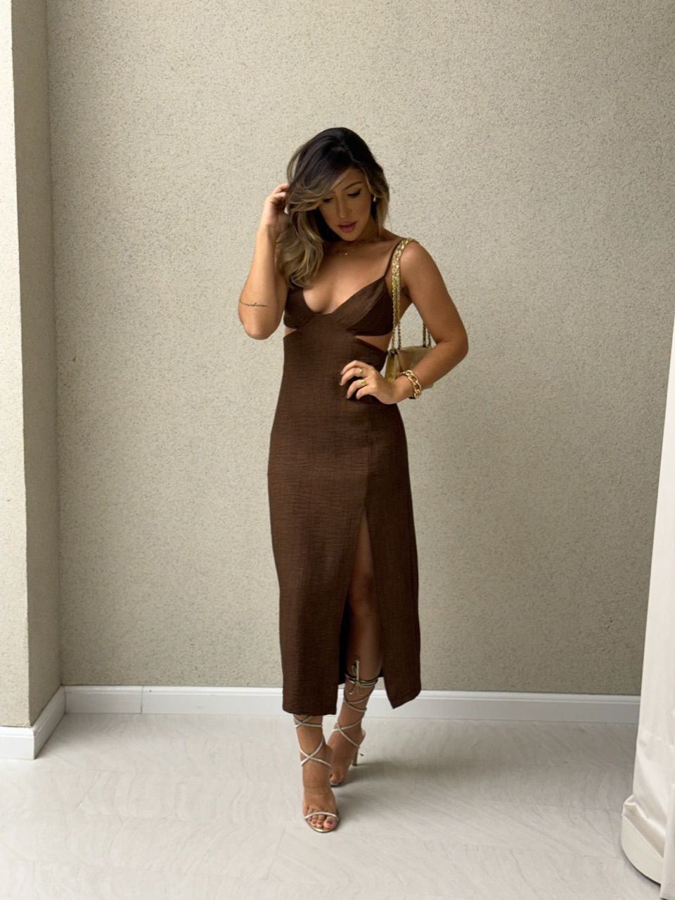VESTIDO FABIANA DECOTE MARROM - 0051560054 - CAROLLA FERRARO