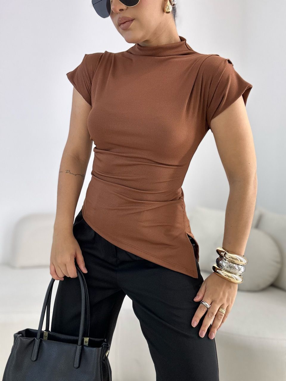 BLUSA CARLA ASSIMÉTRICA MARROM - 0066850054 - CAROLLA FERRARO